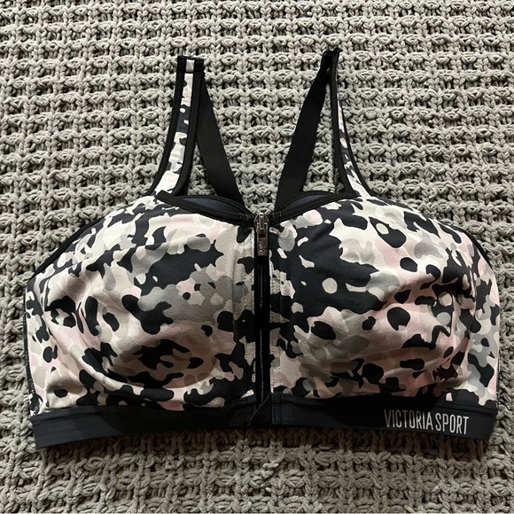 Victoria’s Secret Black and Pink Camo Sports Bra - Picture 1 of 4
